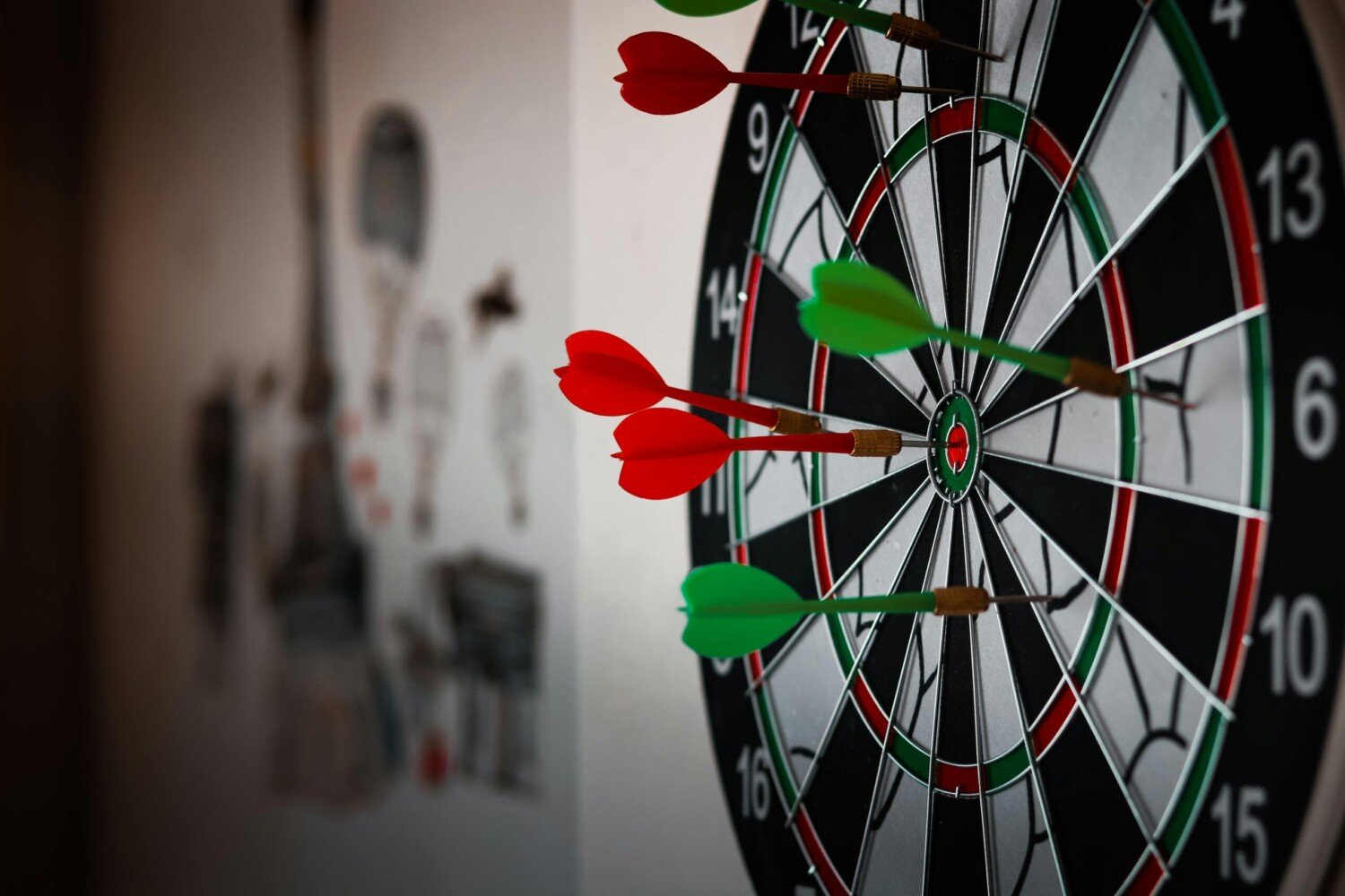 Dartscheibe mit präzise geworfenen roten und grünen Pfeilen, ein Highlight unseres Dartbereichs. Dartspiel für Sport und Gemeinschaft in Neutrebbin.