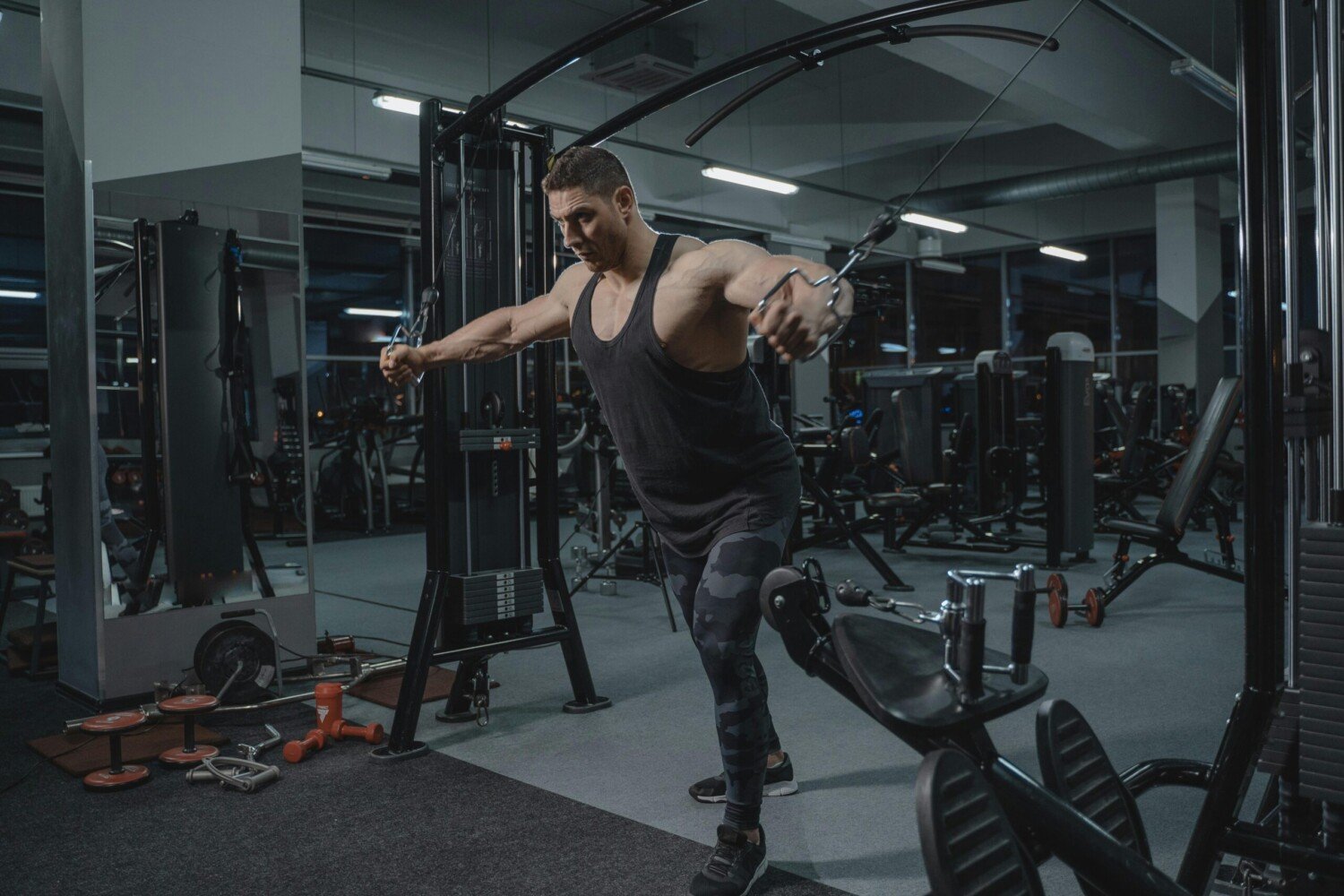 Ein Mann beim Krafttraining – Idealbild für Fitness und Gesundheit. Ein sportlicher Mann, der an einer Fitnessmaschine trainiert, um seine körperliche Stärke und Gesundheit zu fördern.